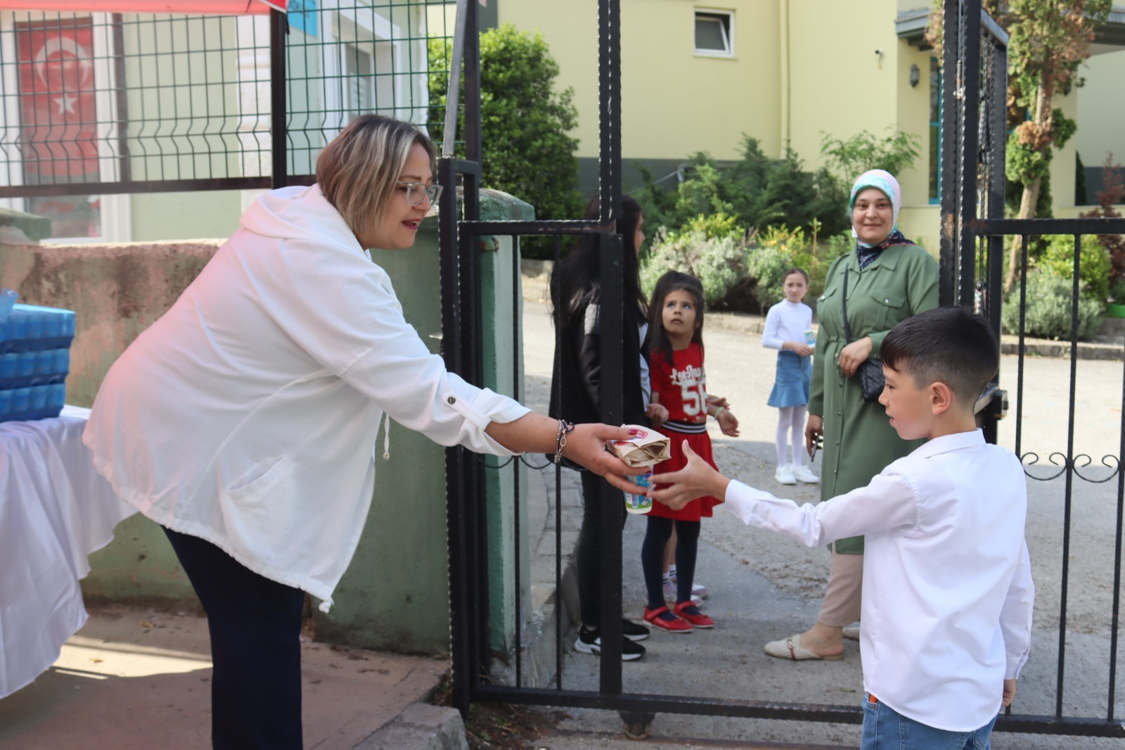 Beslenme Saati Projesi minik kalplere dokunmaya devam ediyor (6)