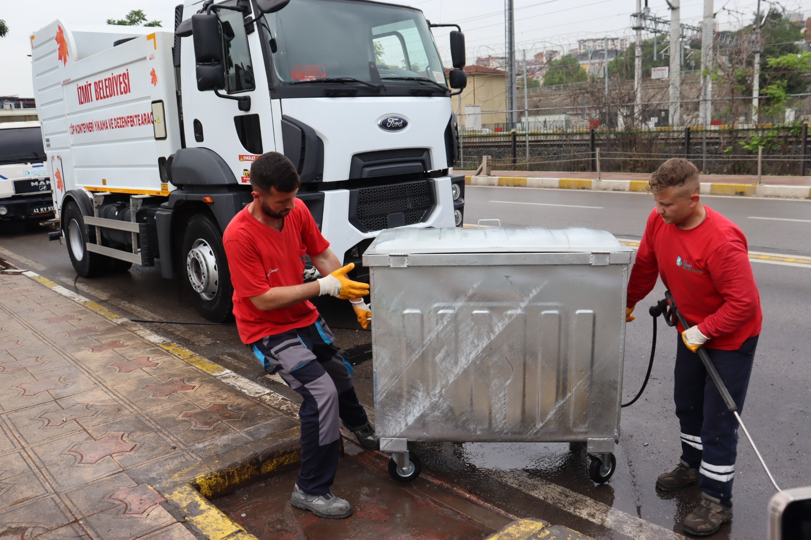 Daha temiz bir İzmit için yeni konteynerler sahada (1)