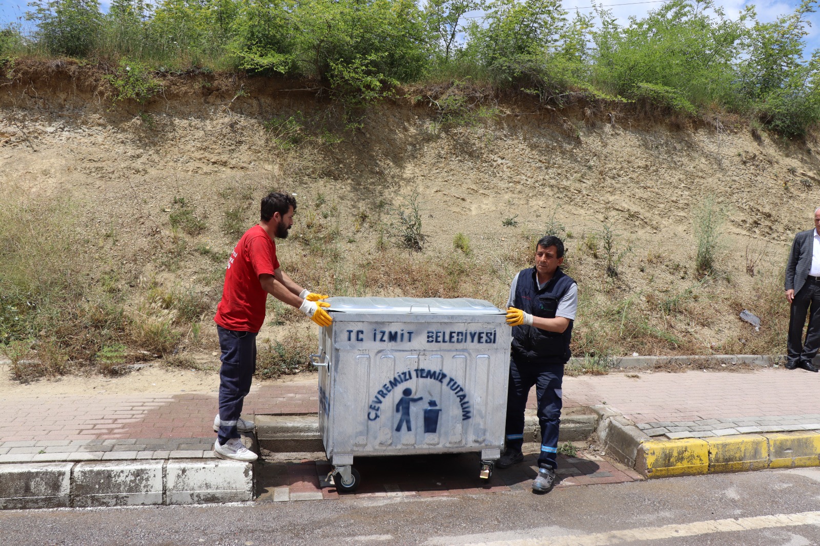 Daha temiz bir İzmit için yeni konteynerler sahada (9)