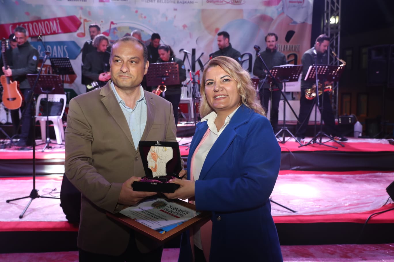Hürriyet orkestra sefi Gökhan Çelik'e hediye takdiminde bulunurken (2)