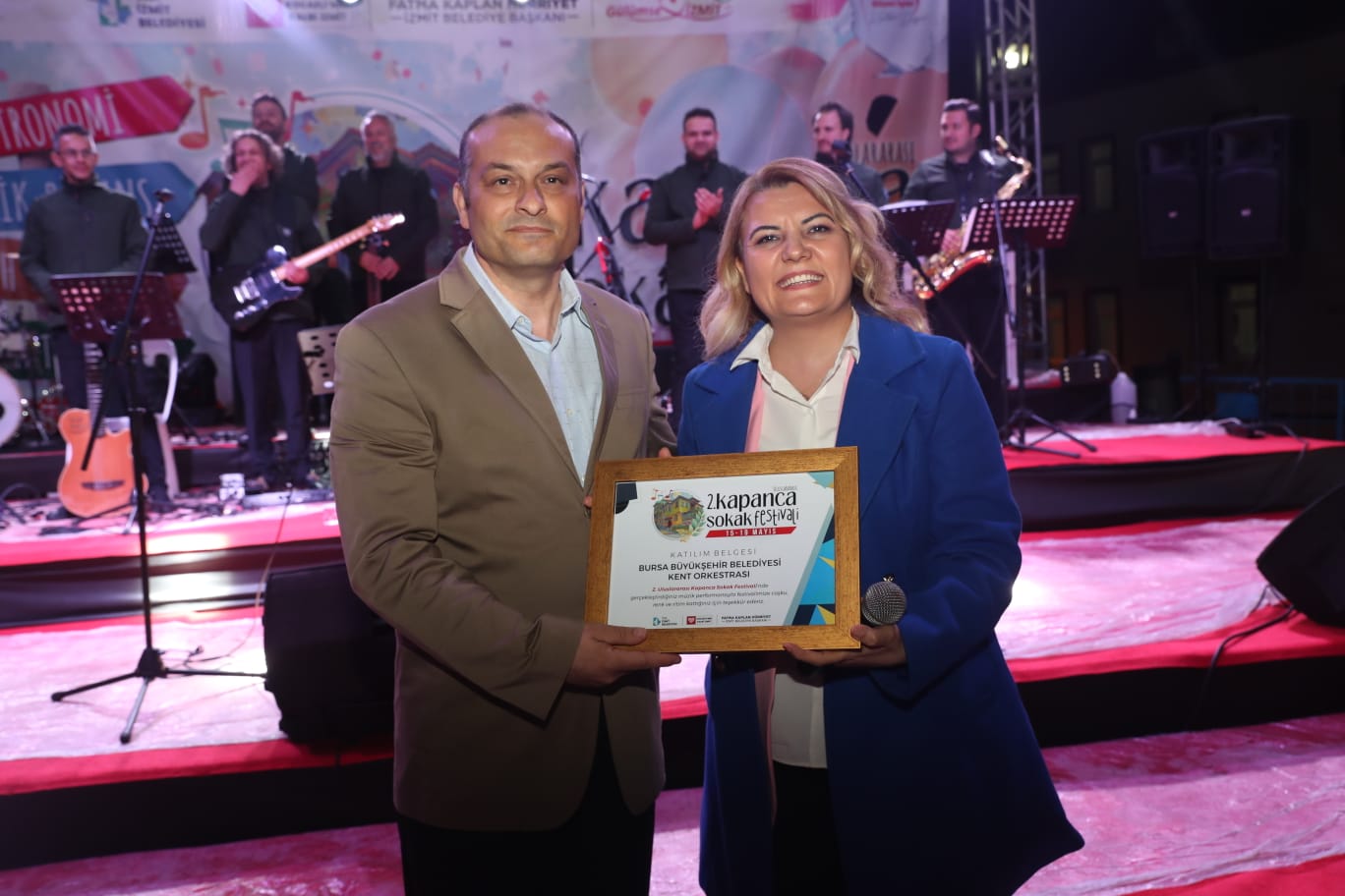 Hürriyet orkestra sefi Gökhan Çelik'e hediye takdiminde bulunurken (3)
