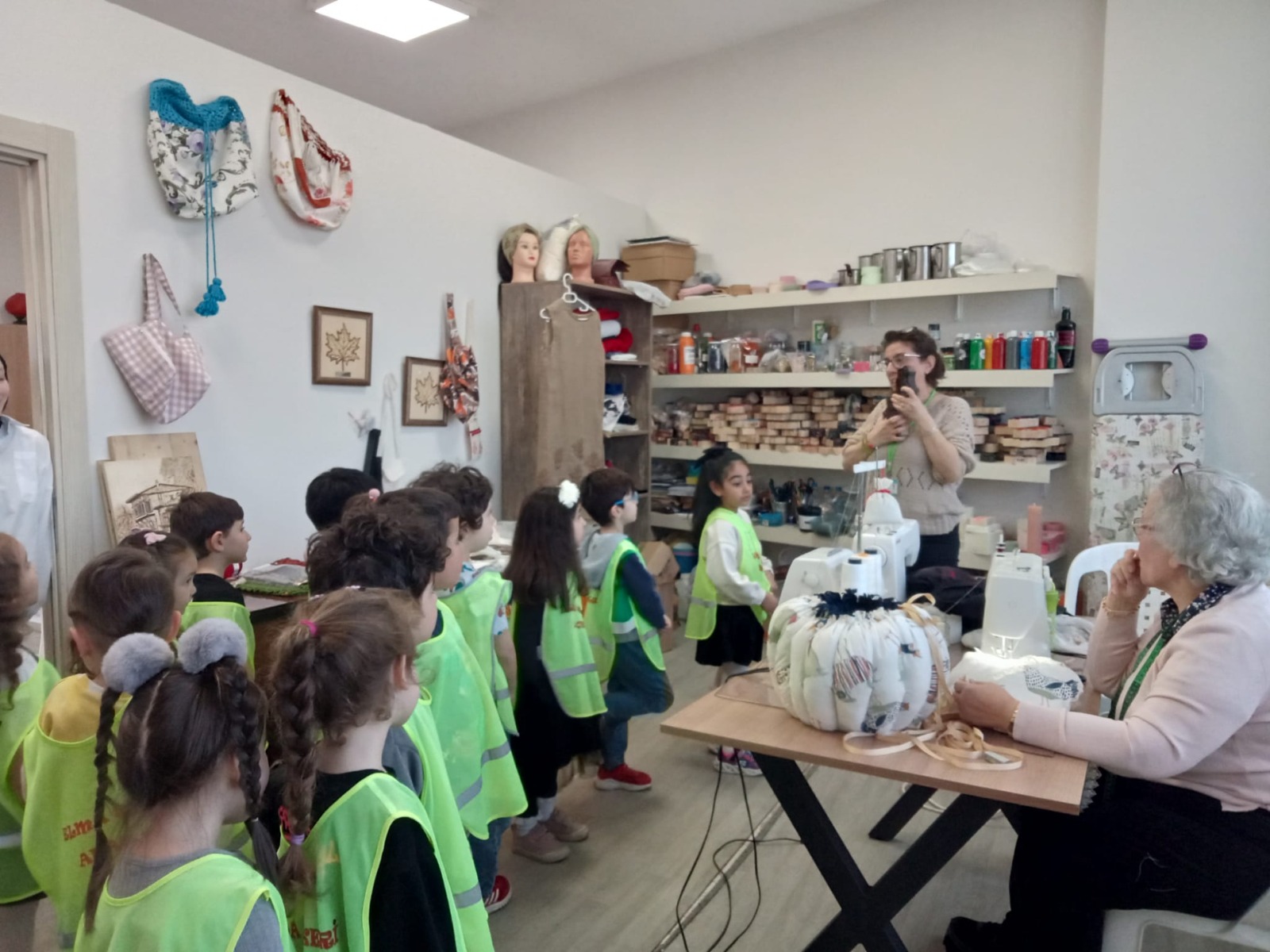 İZGİM’i ziyaret eden minikler mutlu ayrılıyor (7)
