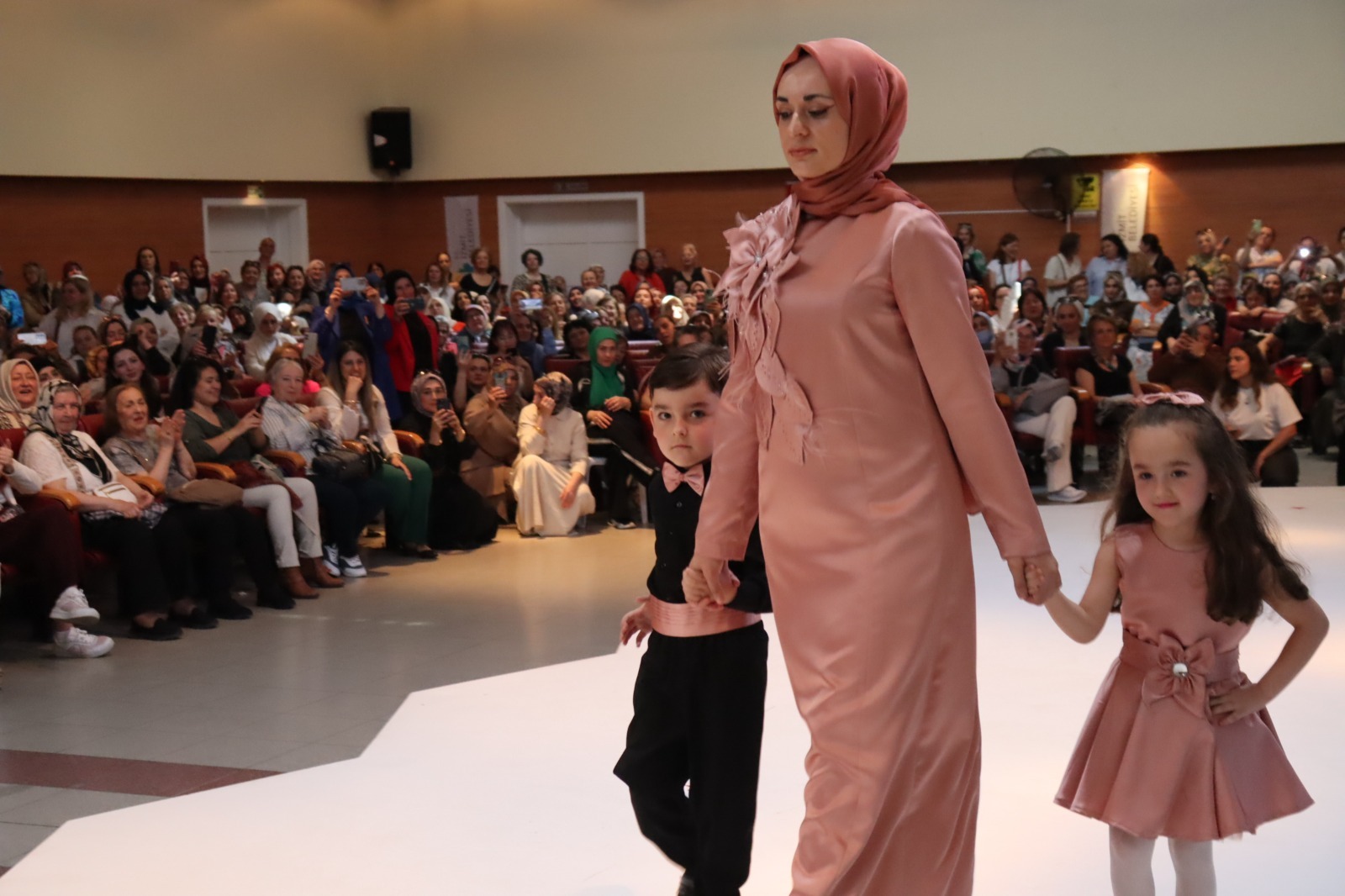 IZMEK'ten muhtesem defile ve yilsonu sergisi (4)
