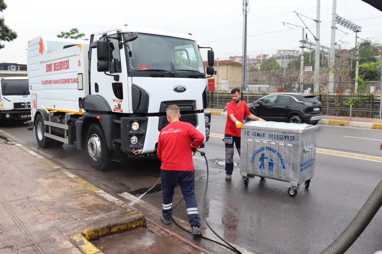 İzmit Belediyesi, Salim Dervişoğlu Caddesi’ndeki çöp konteynerlerini yeniledi (1)