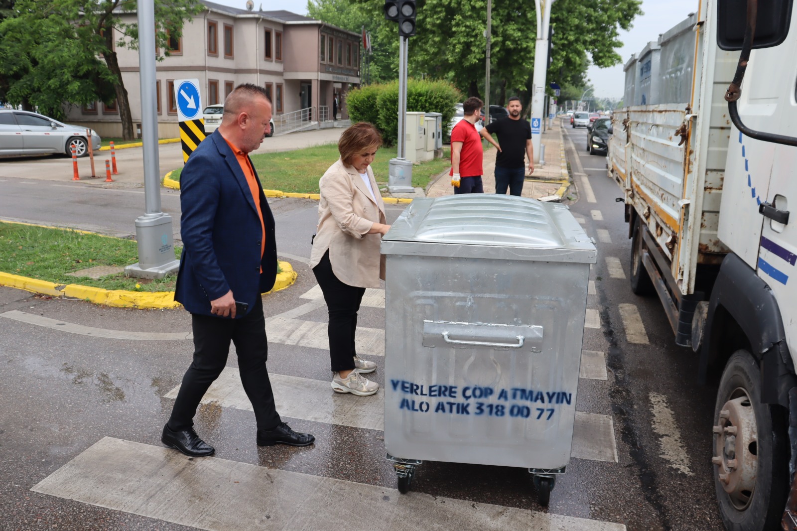 İzmit Belediyesi, Salim Dervişoğlu Caddesi’ndeki çöp konteynerlerini yeniledi (2)