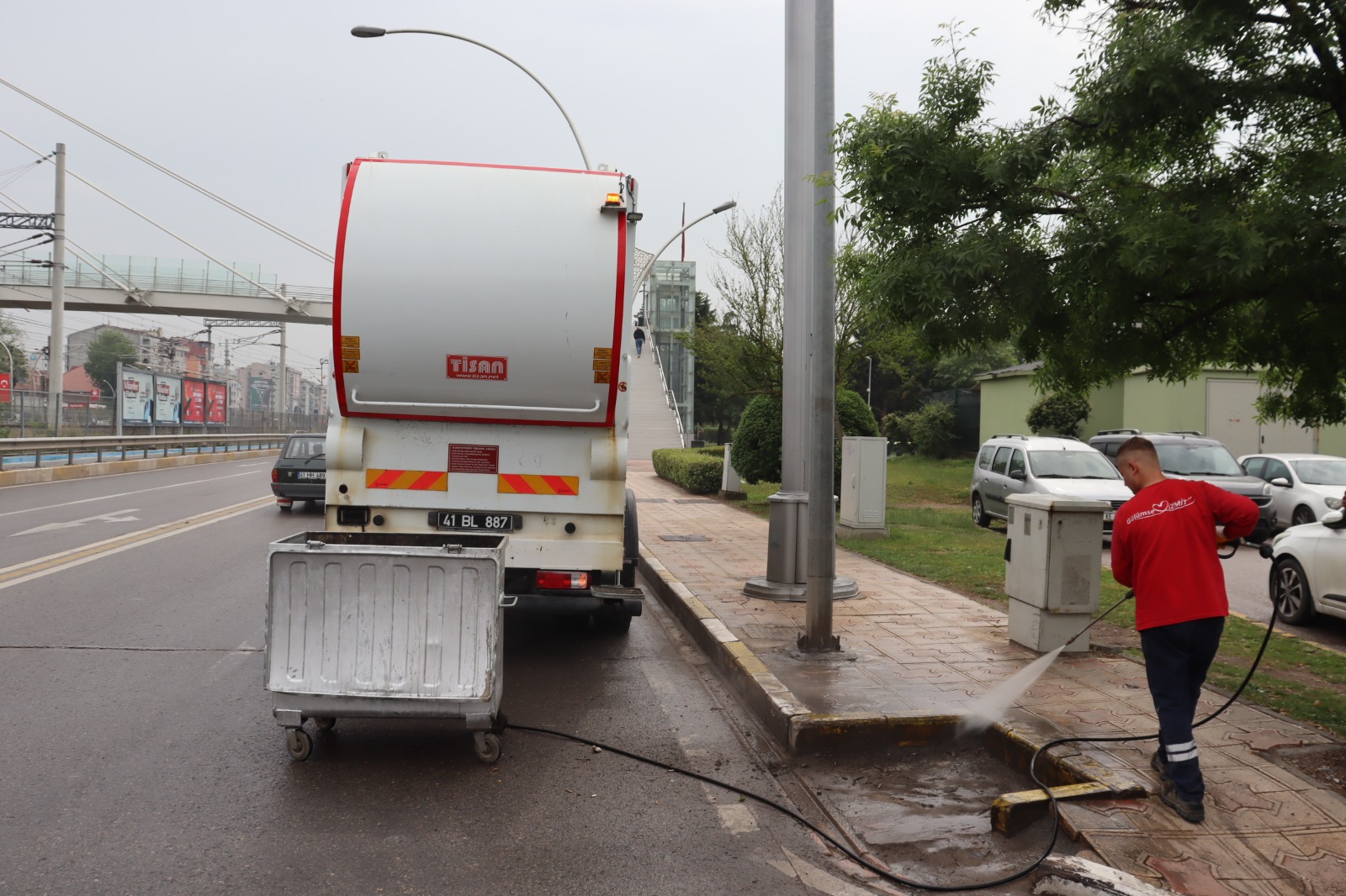 İzmit Belediyesi, Salim Dervişoğlu Caddesi’ndeki çöp konteynerlerini yeniledi (3)