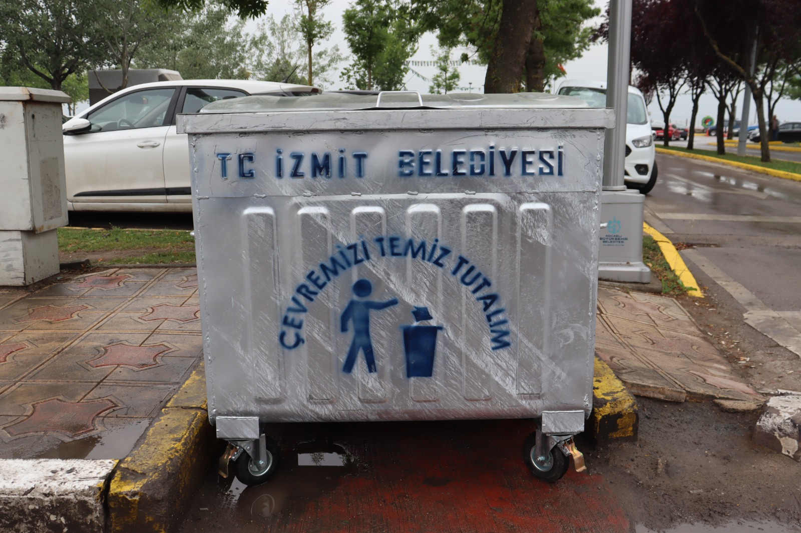 İzmit Belediyesi, Salim Dervişoğlu Caddesi’ndeki çöp konteynerlerini yeniledi (4)