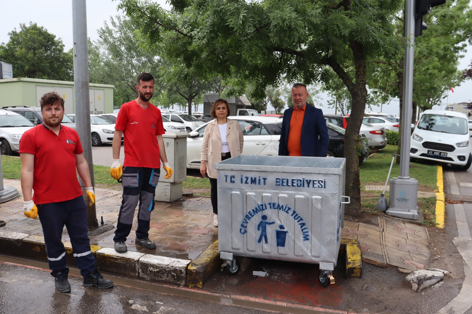 İzmit Belediyesi, Salim Dervişoğlu Caddesi’ndeki çöp konteynerlerini yeniledi (6)