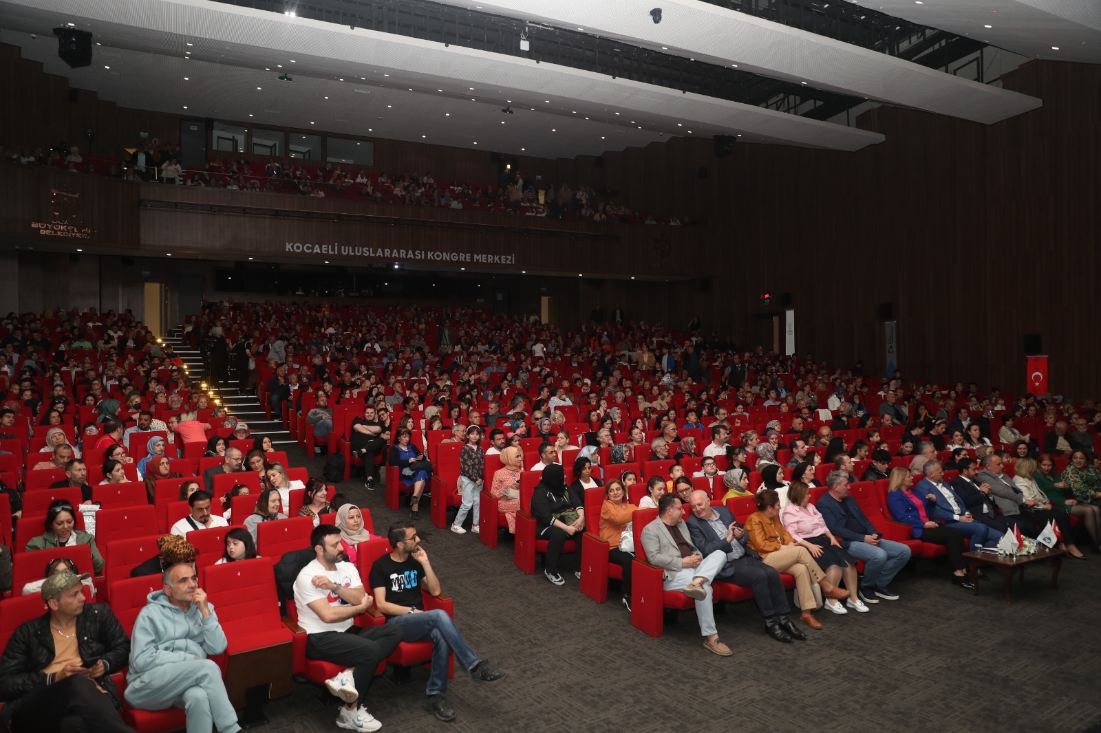 İzmit Belediyesi Sanat Akademisi’nin yıldızları “Sihirli Kolye” ile parladı (5)