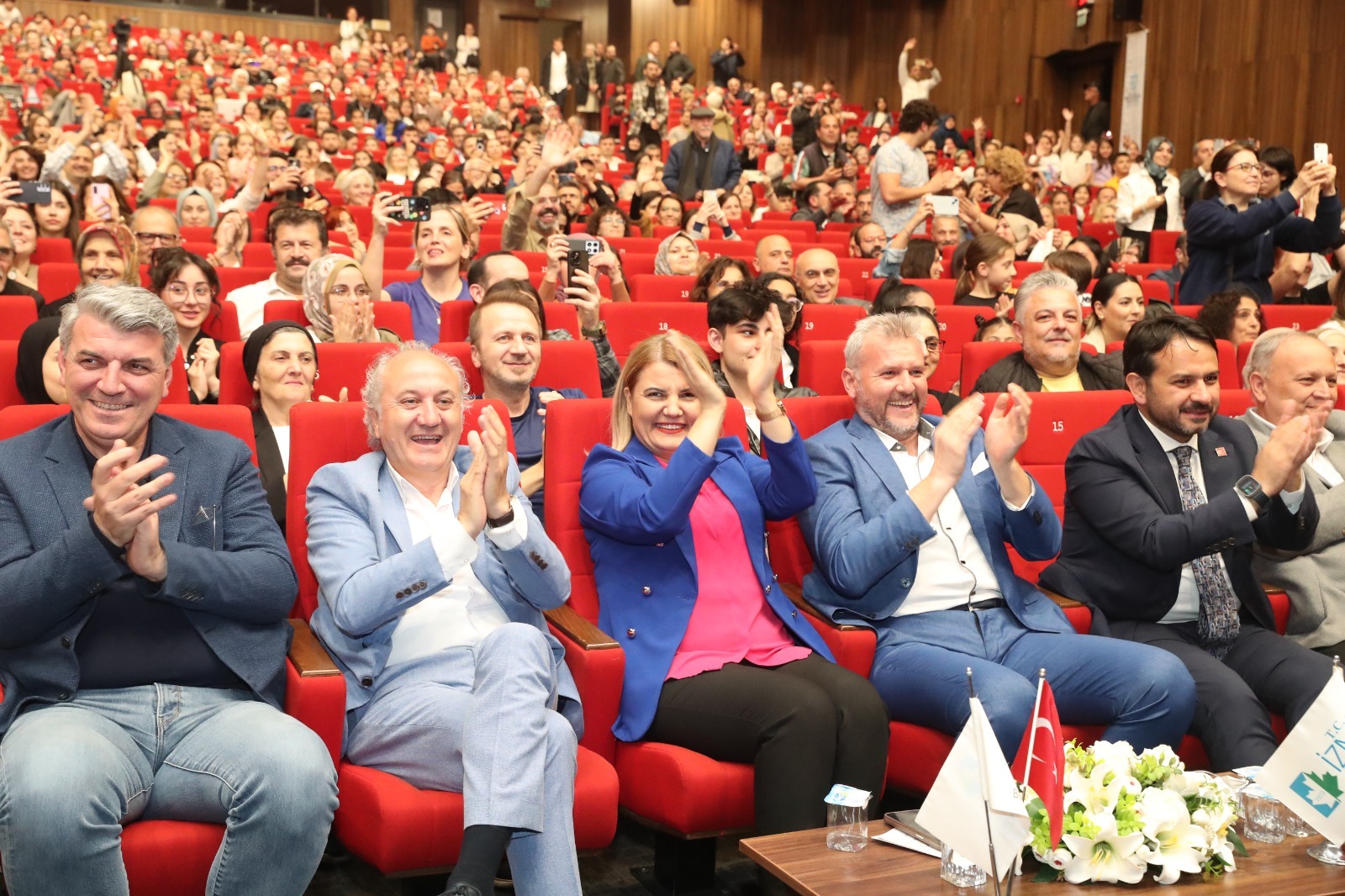 İzmit Belediyesi Sanat Akademisi’nin yıldızları “Sihirli Kolye” ile parladı (6)