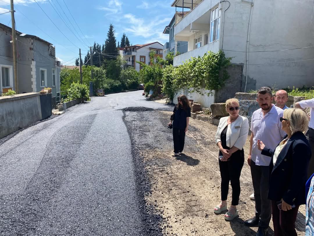 Izmit Belediyesi Tüysüzler'de asfalt mesaisinde (3)