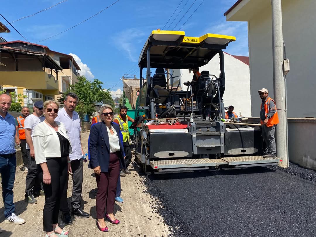 Izmit Belediyesi Tüysüzler'de asfalt mesaisinde (5)