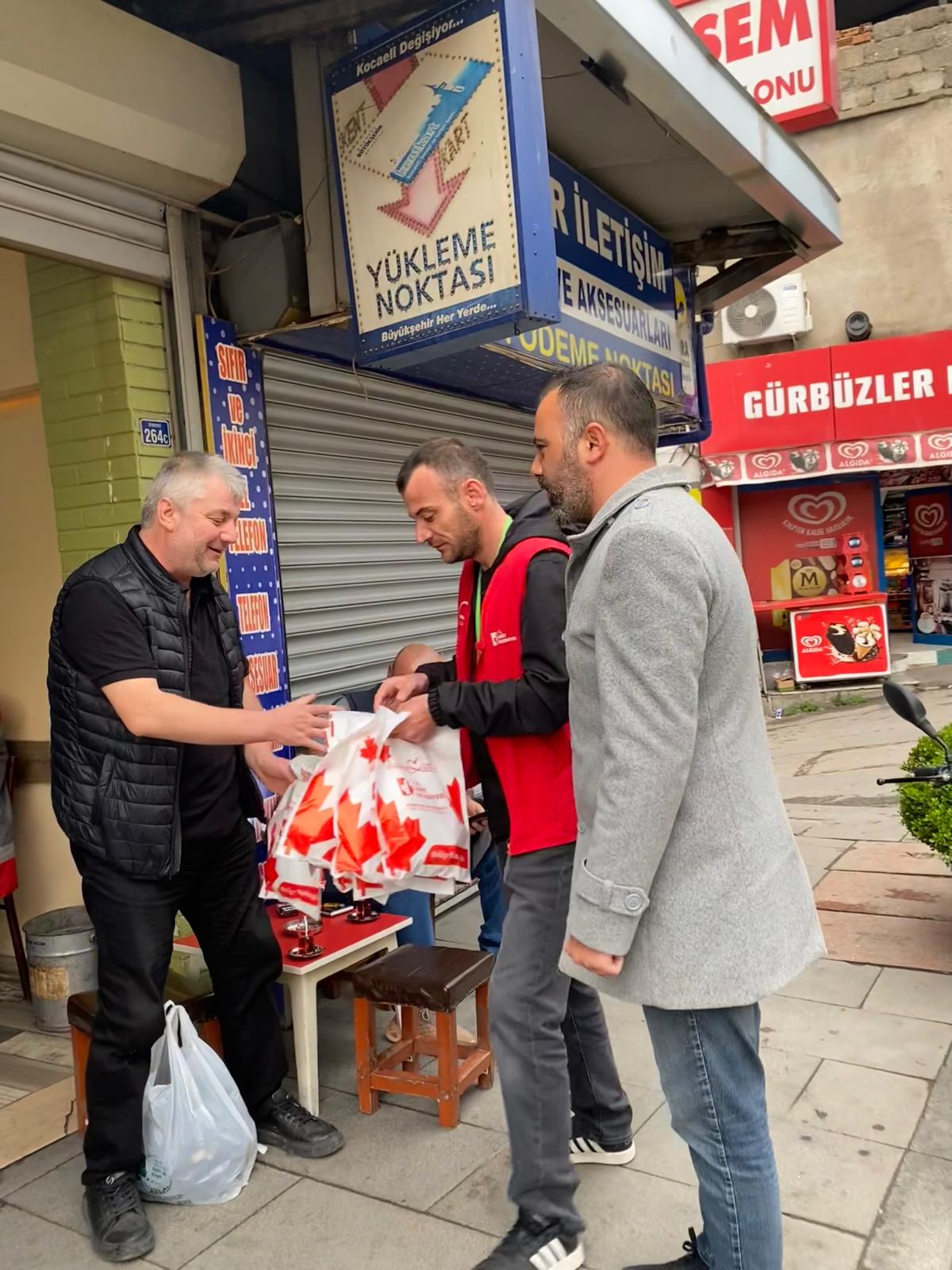 İzmit Belediyesinden Bekirdere’de emekçilere sabah ziyareti (2)