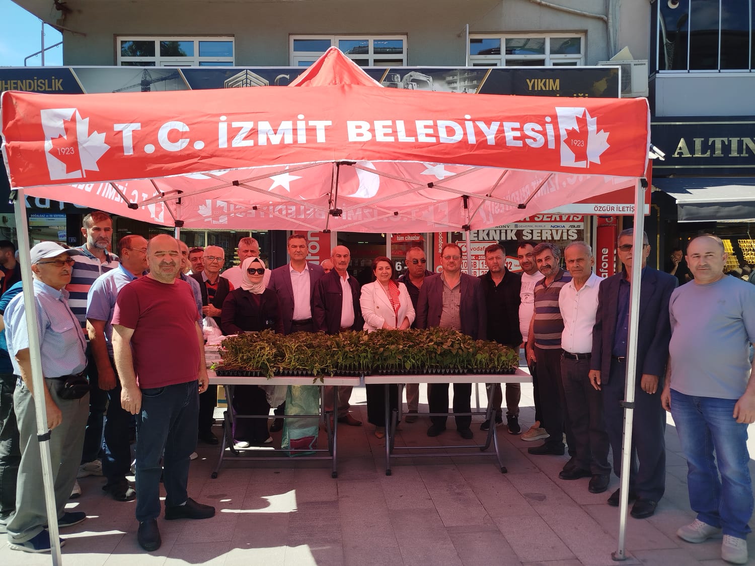 İzmit Belediyesinden halka fide desteği (6)