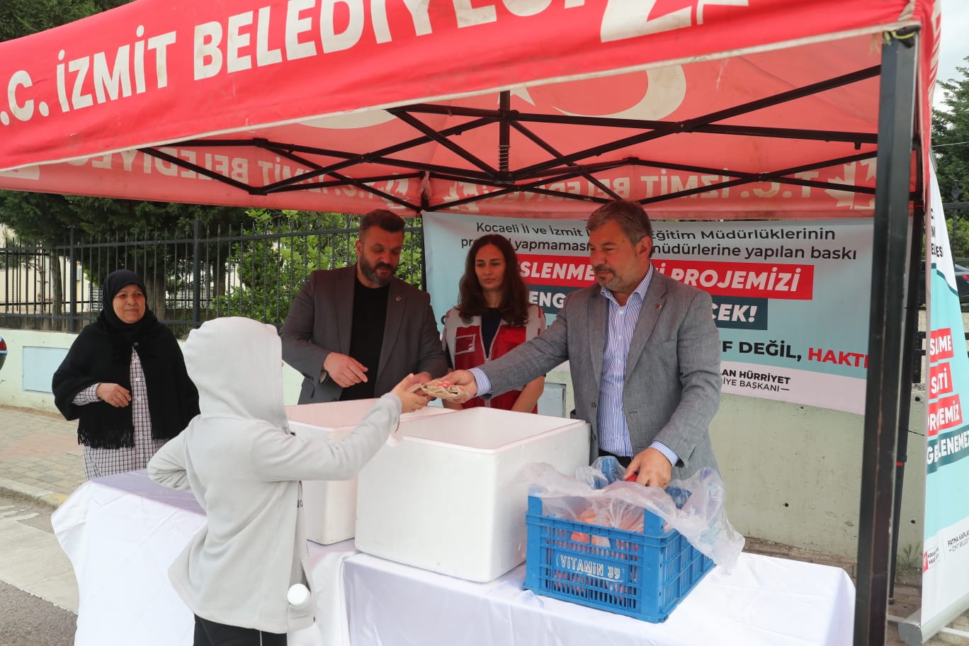 İzmit’te Bir Öğün Umut Beslenme Saati her şeye rağmen devam ediyor (5)