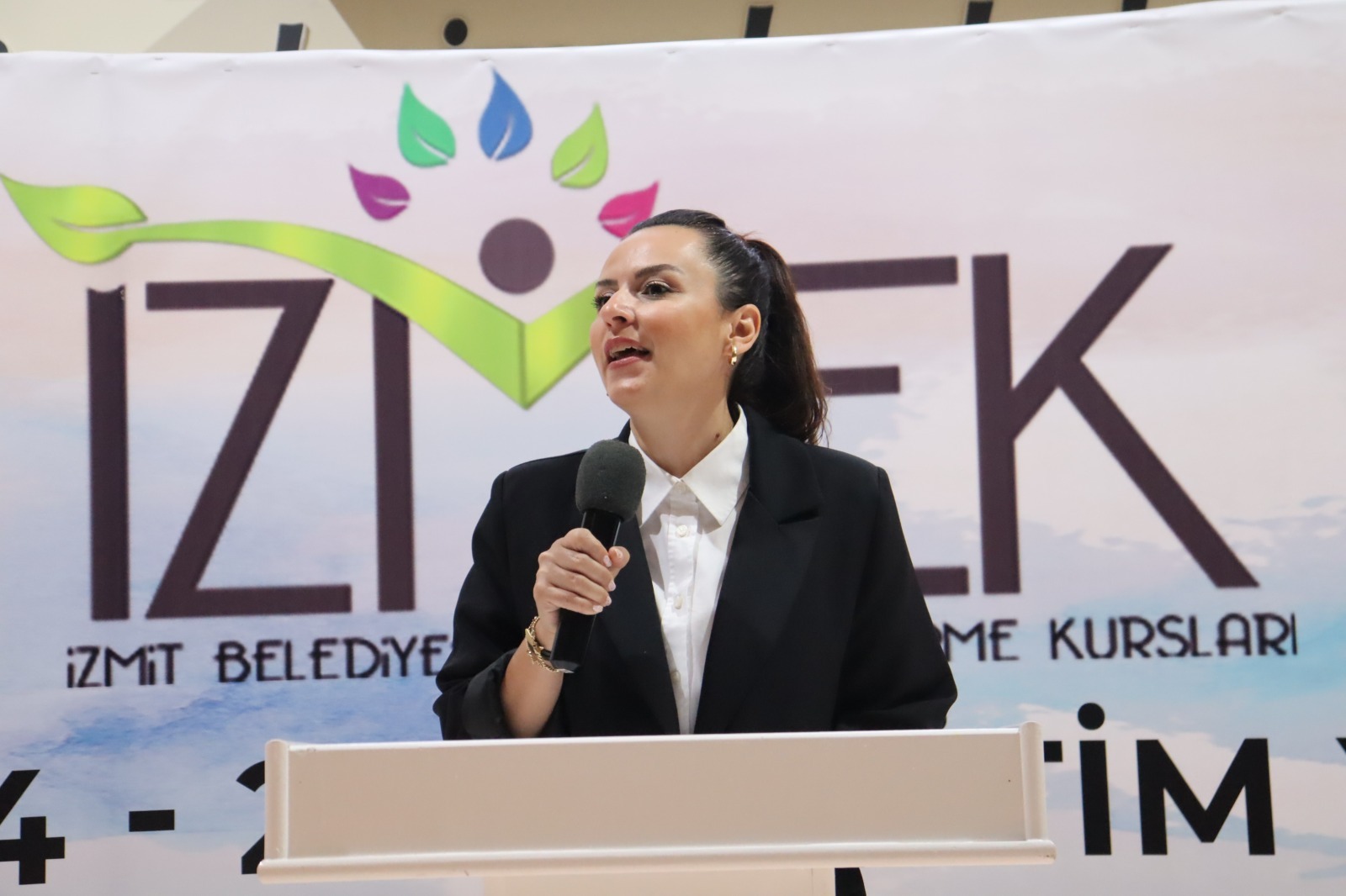 Kadin ve Aile Hizmetleri Müdürü Burcu Bineklioglu