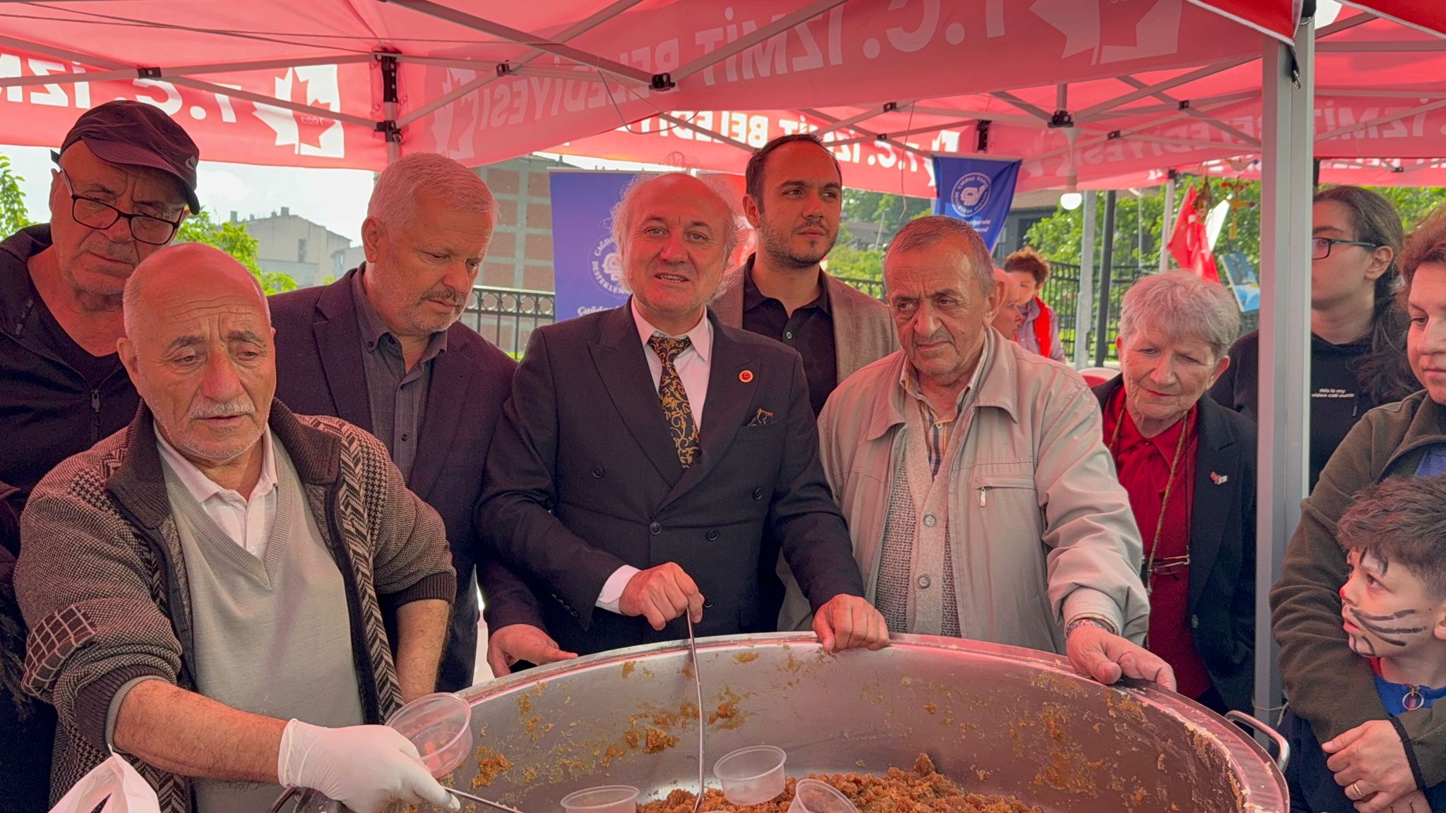 Kapanca Sokak Festivalinde Izmitlilere un helvasi ikrami (10)