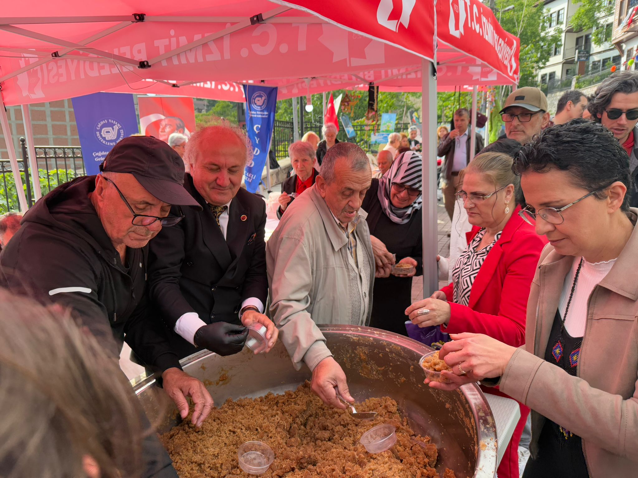 Kapanca Sokak Festivalinde Izmitlilere un helvasi ikrami (3)