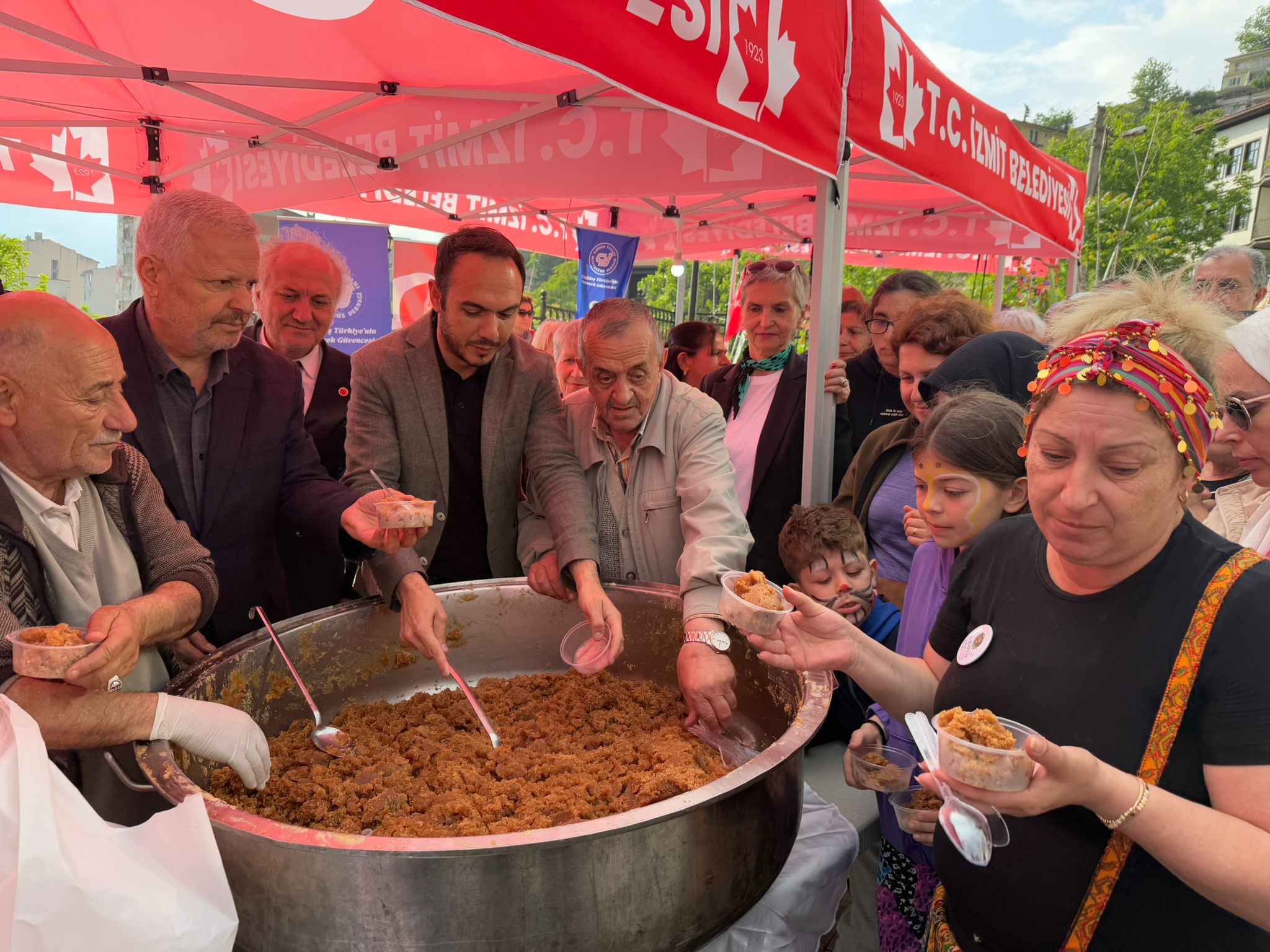 Kapanca Sokak Festivalinde Izmitlilere un helvasi ikrami (7)