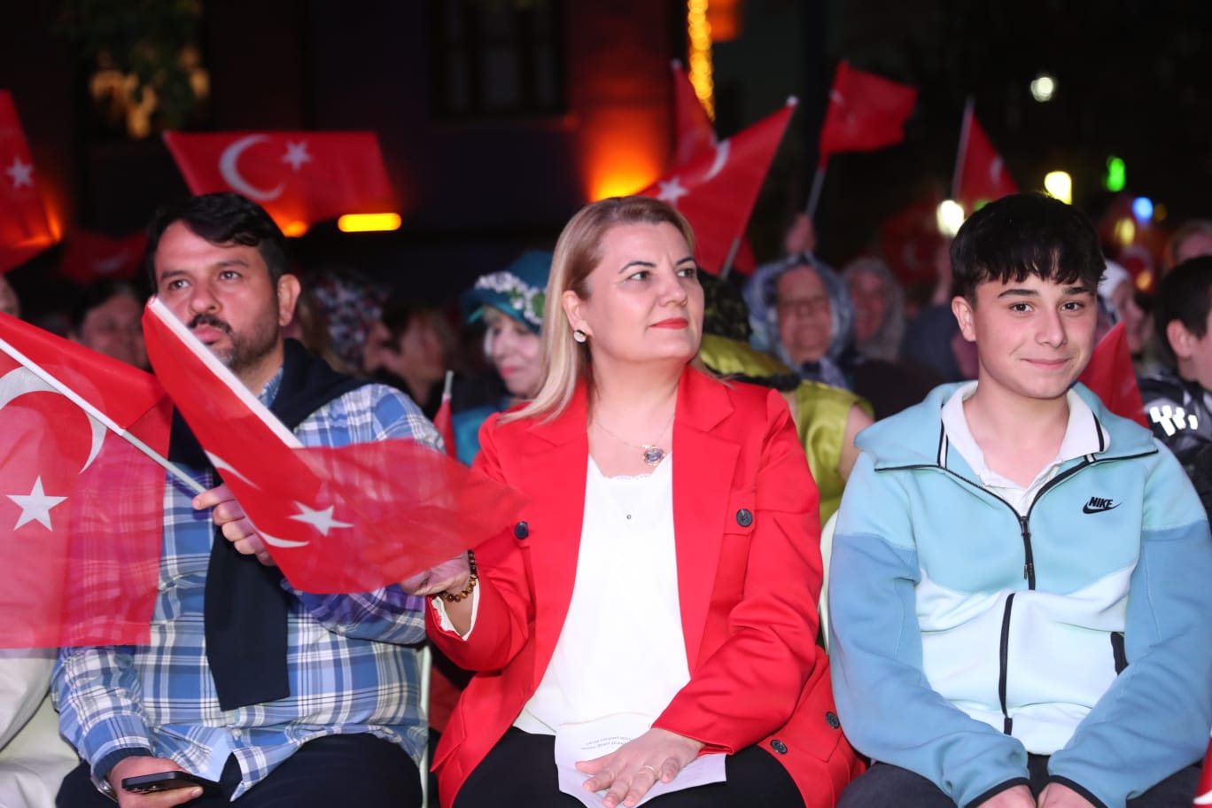 Kapanca Sokak’ta 19 Mayıs coşkusu Reyhan Karaca konseriyle taçlandı (11)