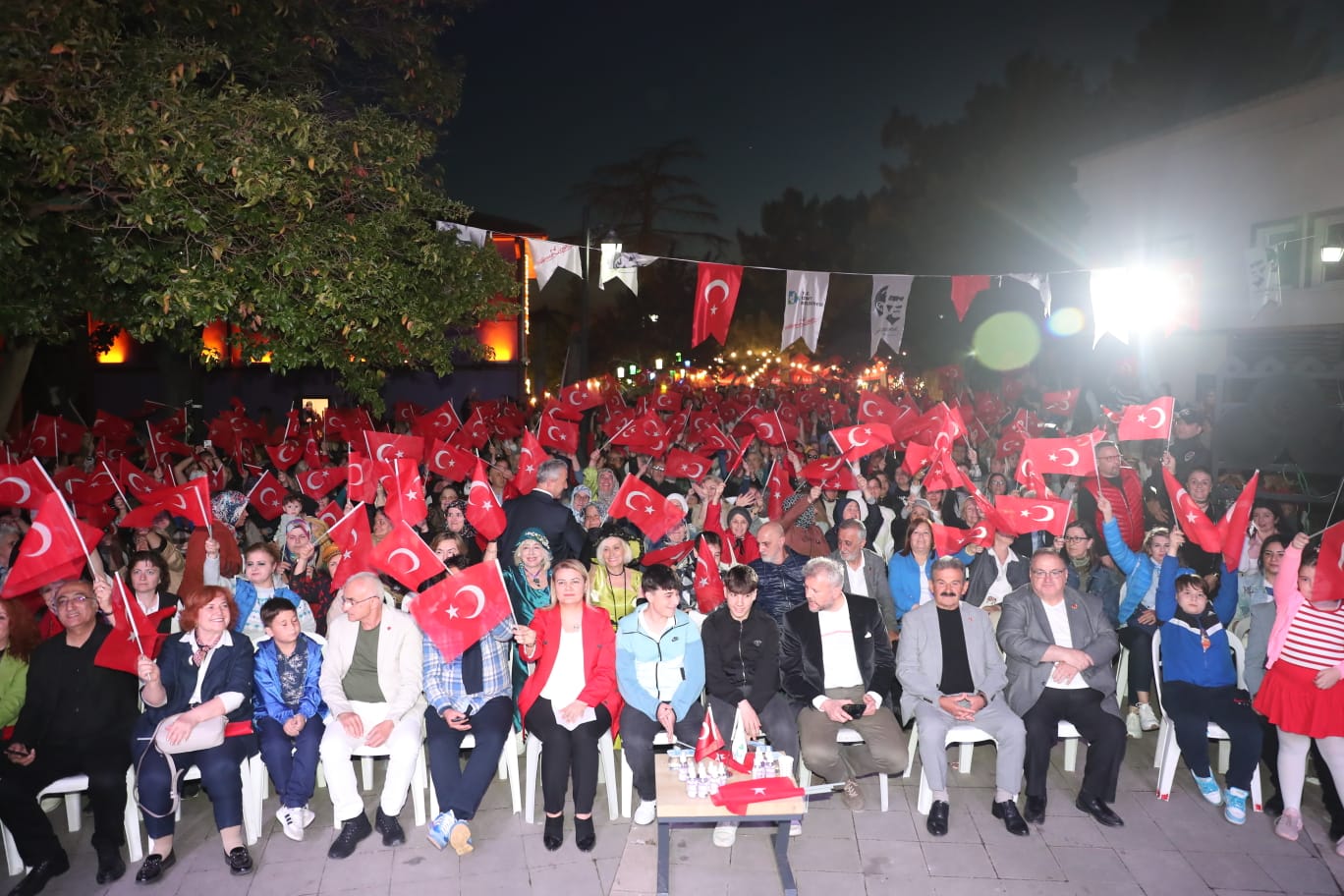 Kapanca Sokak’ta 19 Mayıs coşkusu Reyhan Karaca konseriyle taçlandı (13)