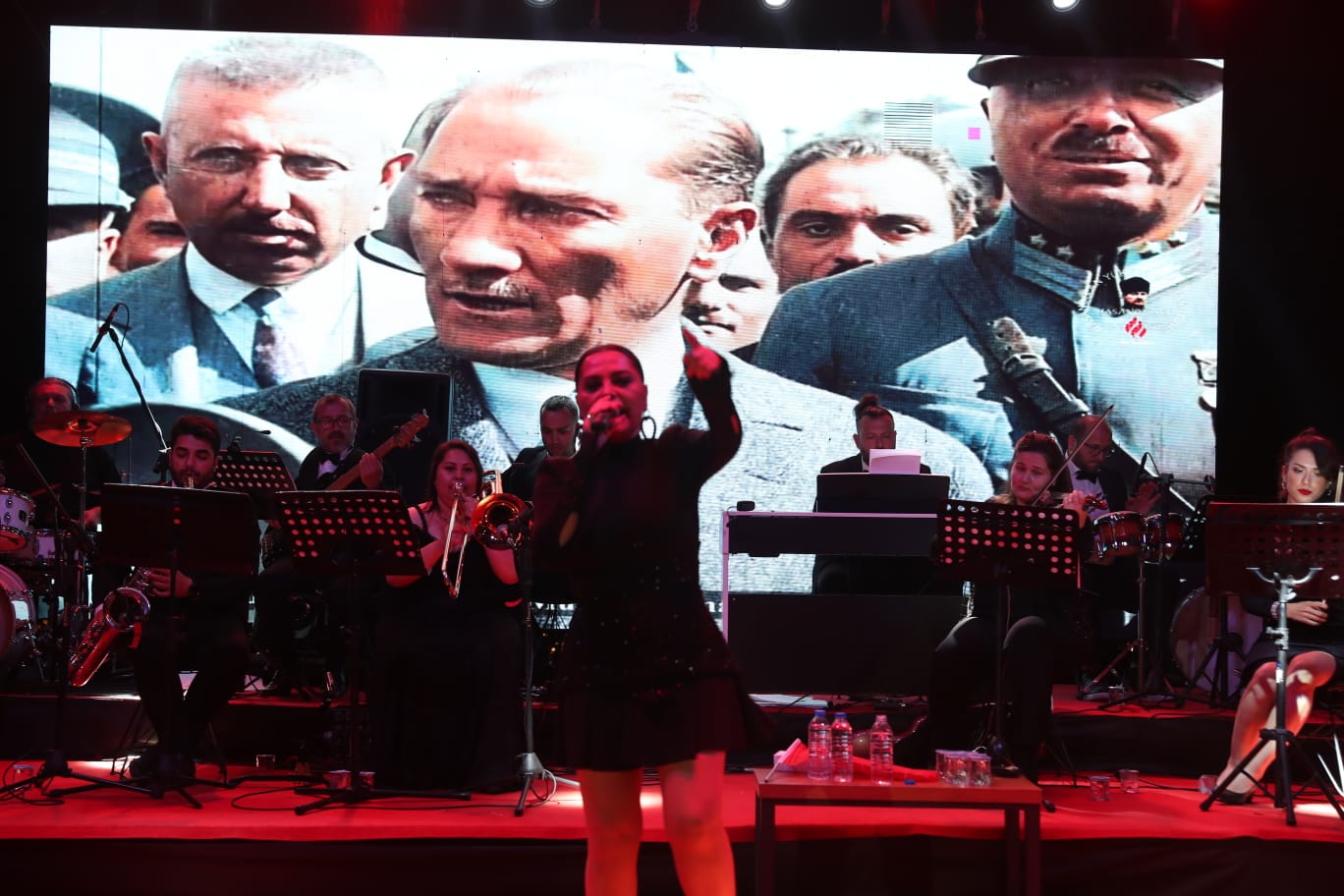 Ünlü Sanatçı Reyhan Karaca 2