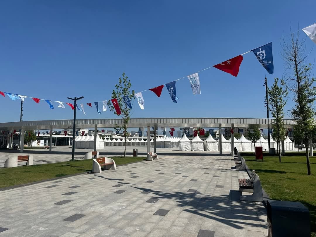 Vizyon Diye Sunulan Meydan, Seyyar Çadirlara Teslim (1)