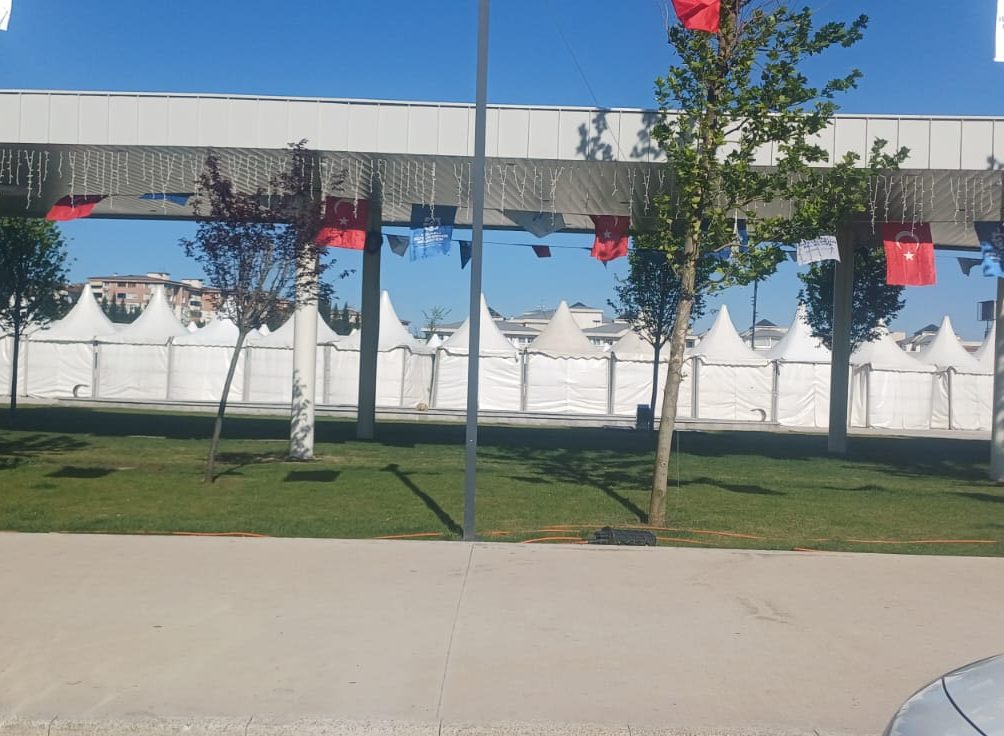 Vizyon Diye Sunulan Meydan, Seyyar Çadirlara Teslim (2)