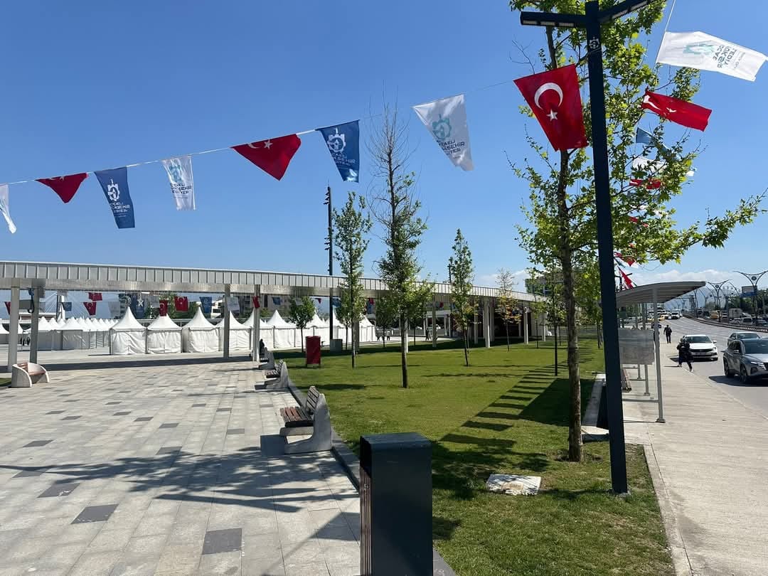 Vizyon Diye Sunulan Meydan, Seyyar Çadirlara Teslim (3)