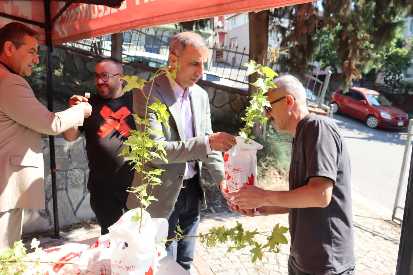 CHP Izmit meclis üyeleri halkla iç içe her daim sahada (1)