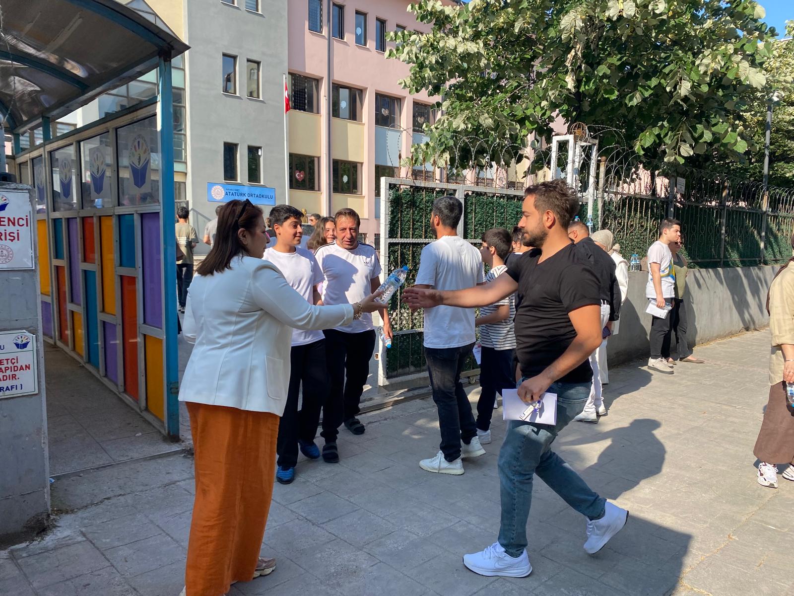 Izmit Belediyesi LGSye giren ögrencilerin bu yil da yaninda oldu (1)