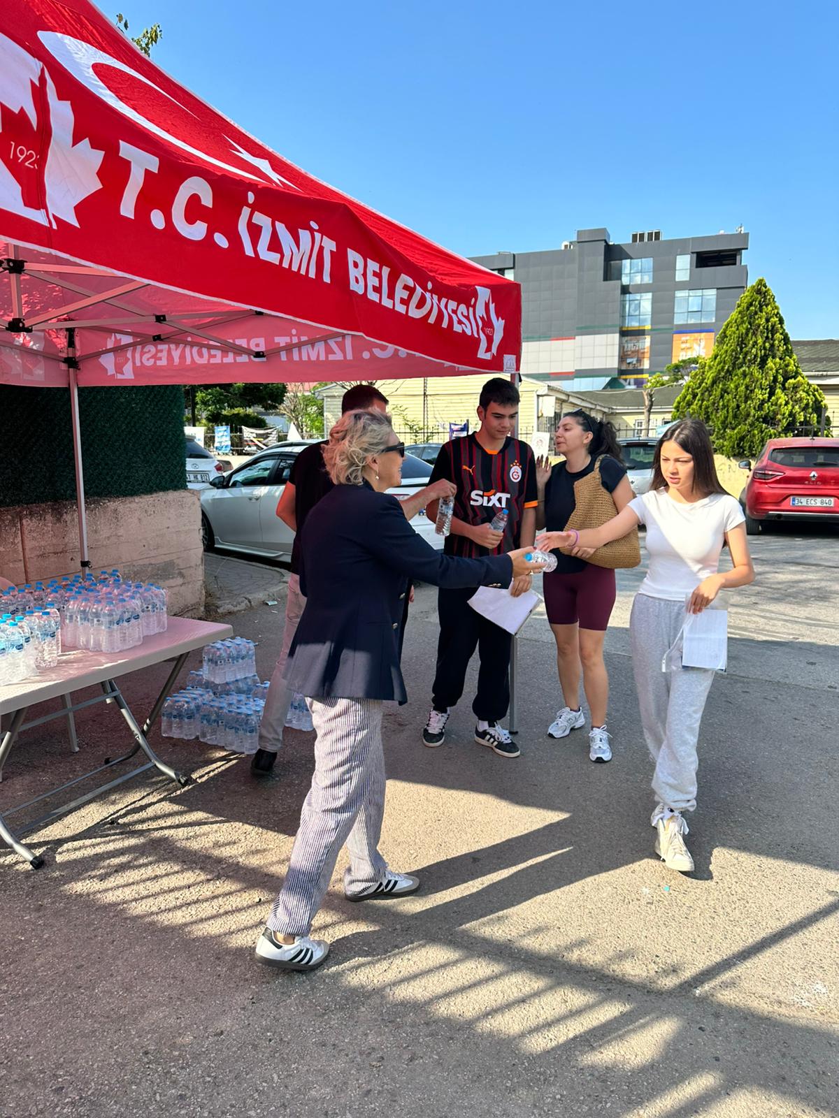 Izmit Belediyesi LGSye giren ögrencilerin bu yil da yaninda oldu (3)
