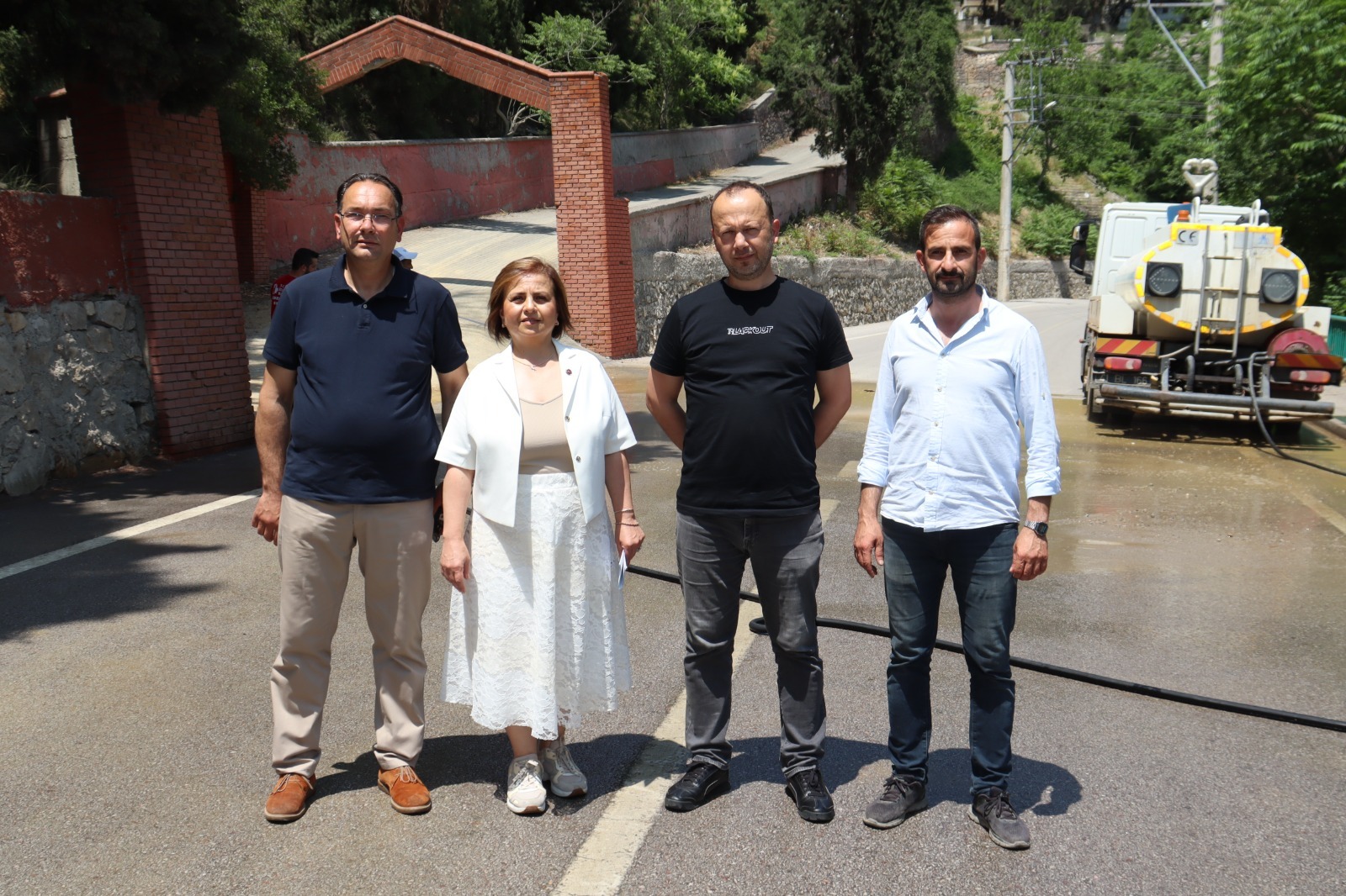 Izmit Belediyesi bayram öncesi temizlik çalismalarini sürdürüyor (3)