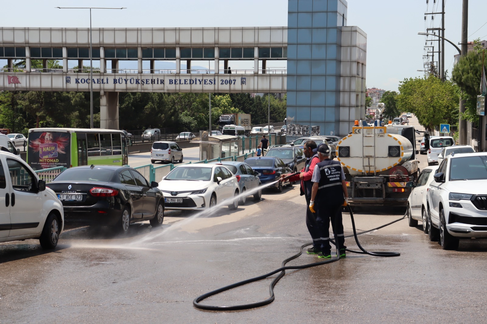 Izmit Belediyesi bayram öncesi temizlik çalismalarini sürdürüyor (5)