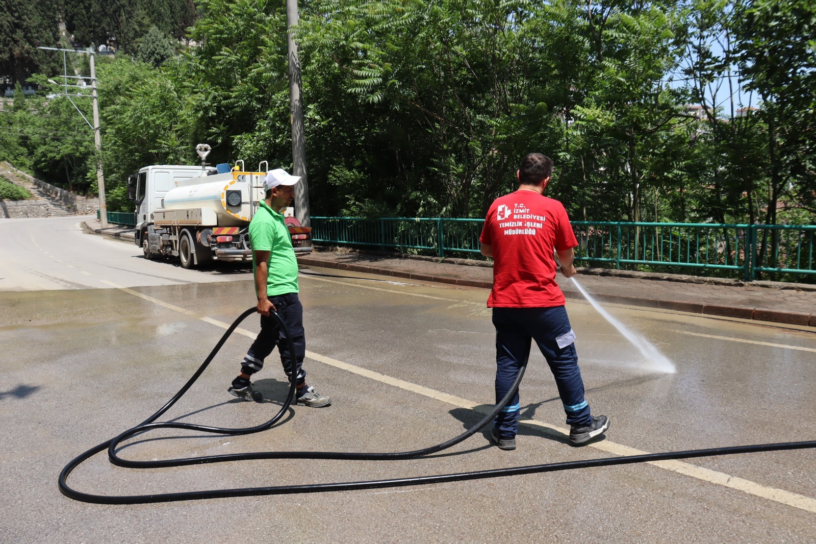 Izmit Belediyesi bayram öncesi temizlik çalismalarini sürdürüyor (7)