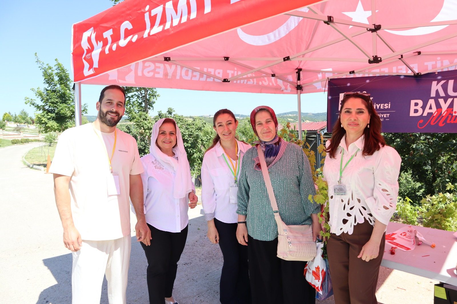 İzmit Belediyesi bu bayram arifesinde de mezarlıklarda binlerce fide dağıttı (10)