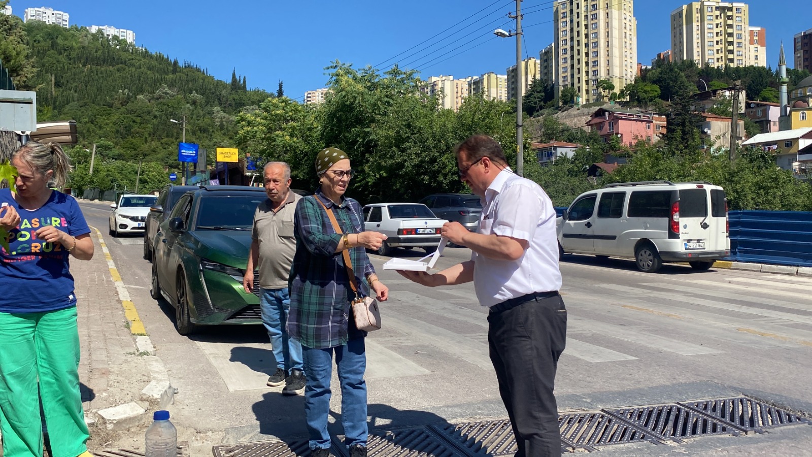 İzmit Belediyesi bu bayram arifesinde de mezarlıklarda binlerce fide dağıttı (18)