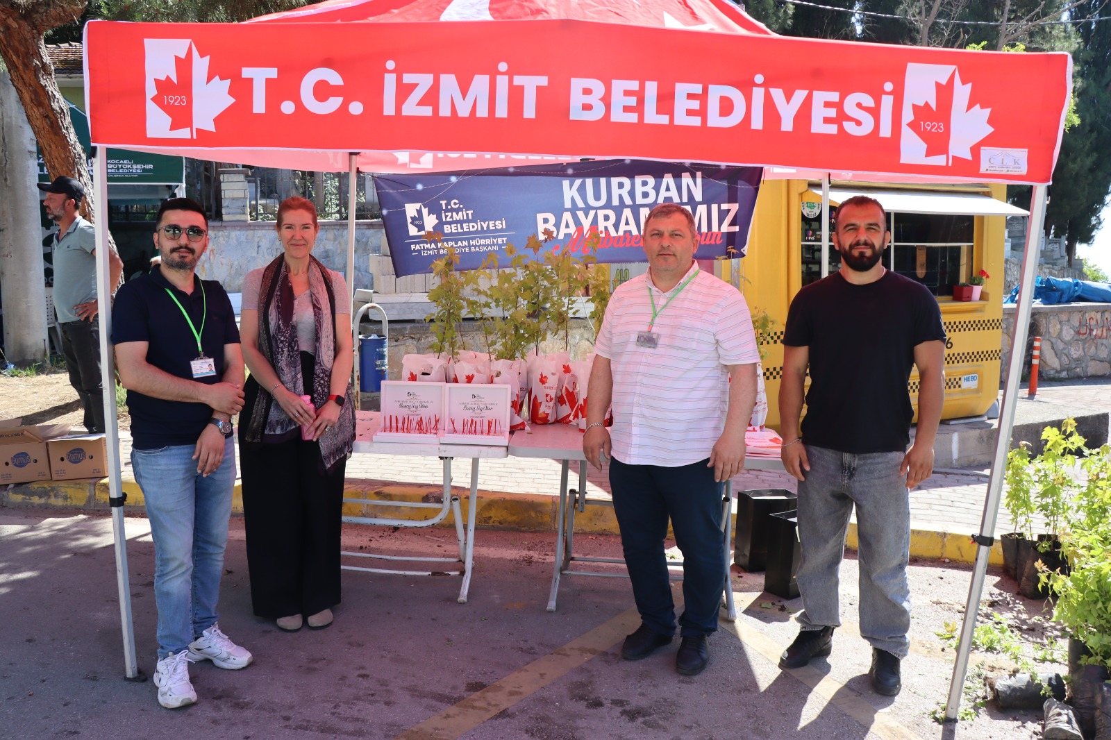 İzmit Belediyesi bu bayram arifesinde de mezarlıklarda binlerce fide dağıttı (2)