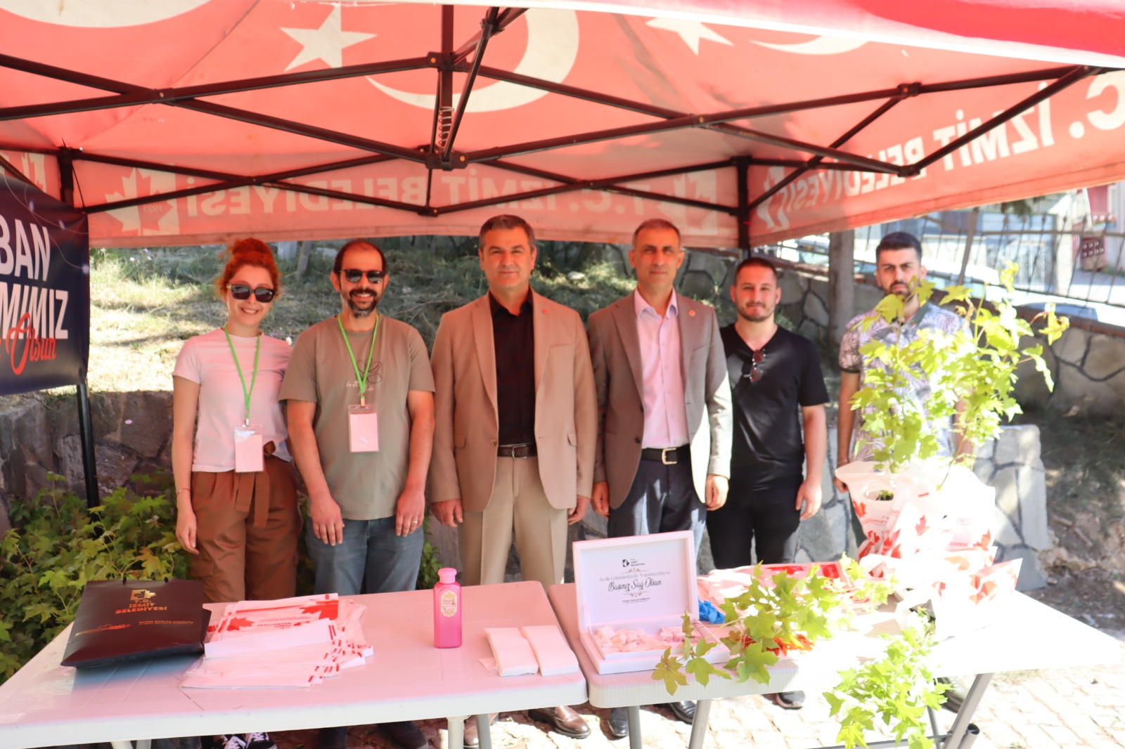 İzmit Belediyesi bu bayram arifesinde de mezarlıklarda binlerce fide dağıttı (20)