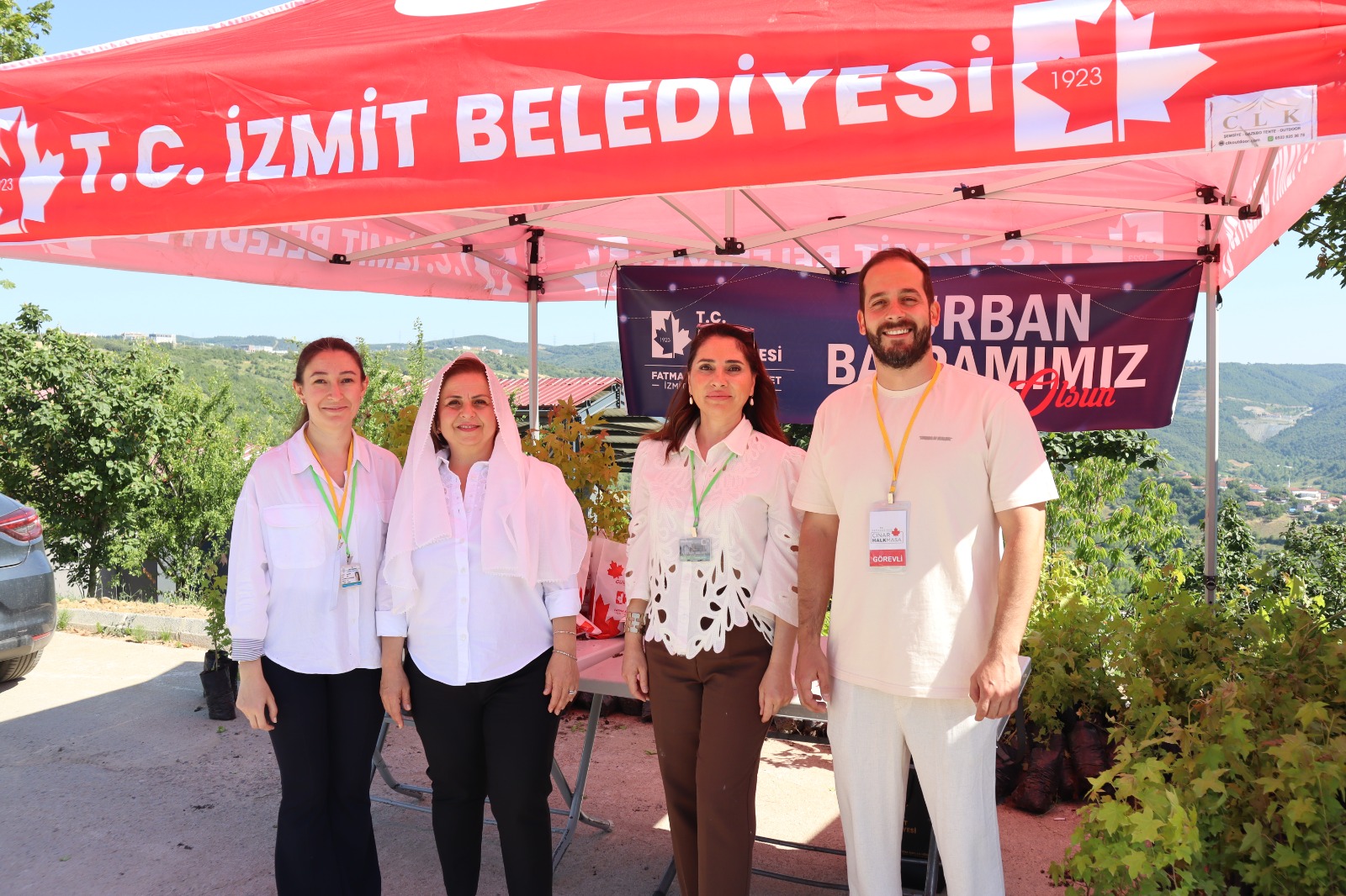 İzmit Belediyesi bu bayram arifesinde de mezarlıklarda binlerce fide dağıttı (23)