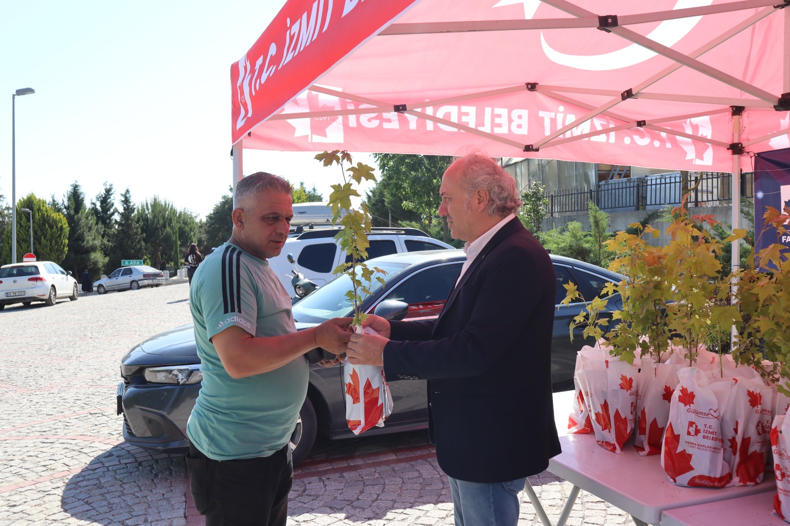 İzmit Belediyesi bu bayram arifesinde de mezarlıklarda binlerce fide dağıttı (24)