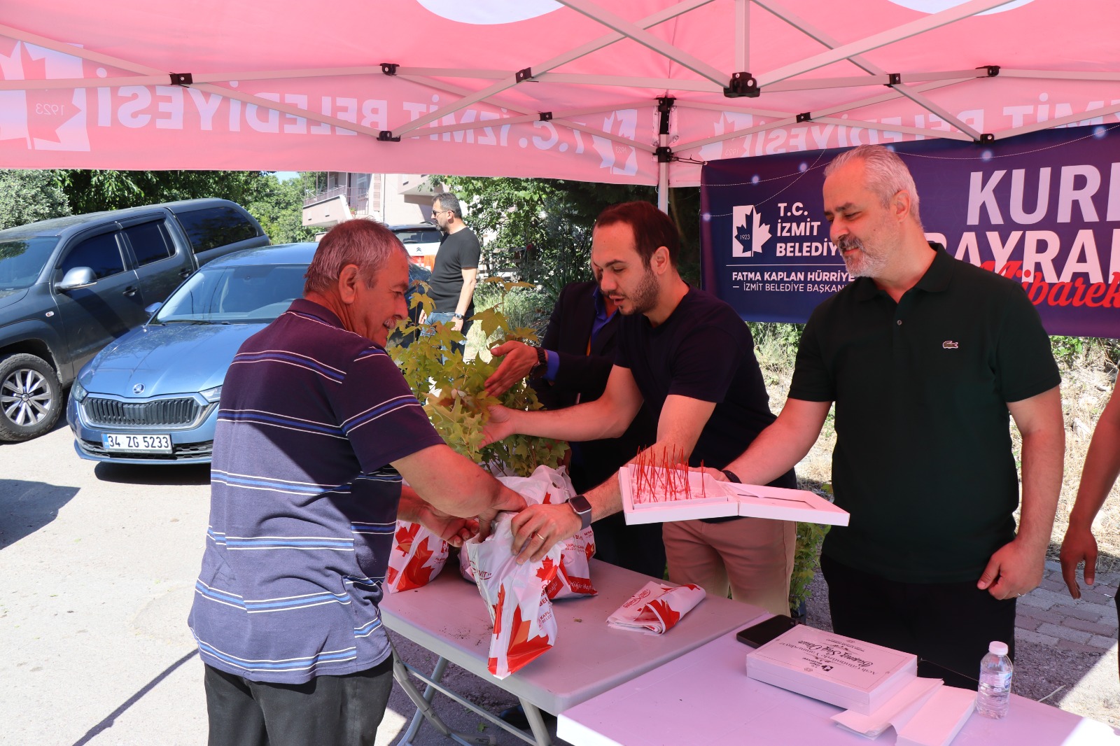 İzmit Belediyesi bu bayram arifesinde de mezarlıklarda binlerce fide dağıttı (6)