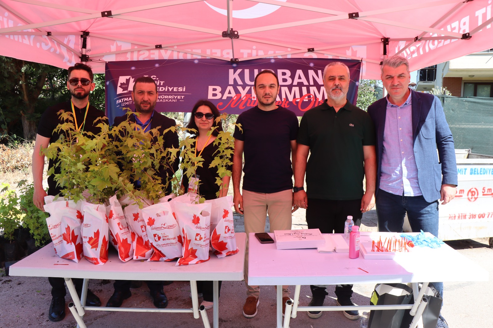 İzmit Belediyesi bu bayram arifesinde de mezarlıklarda binlerce fide dağıttı (8)