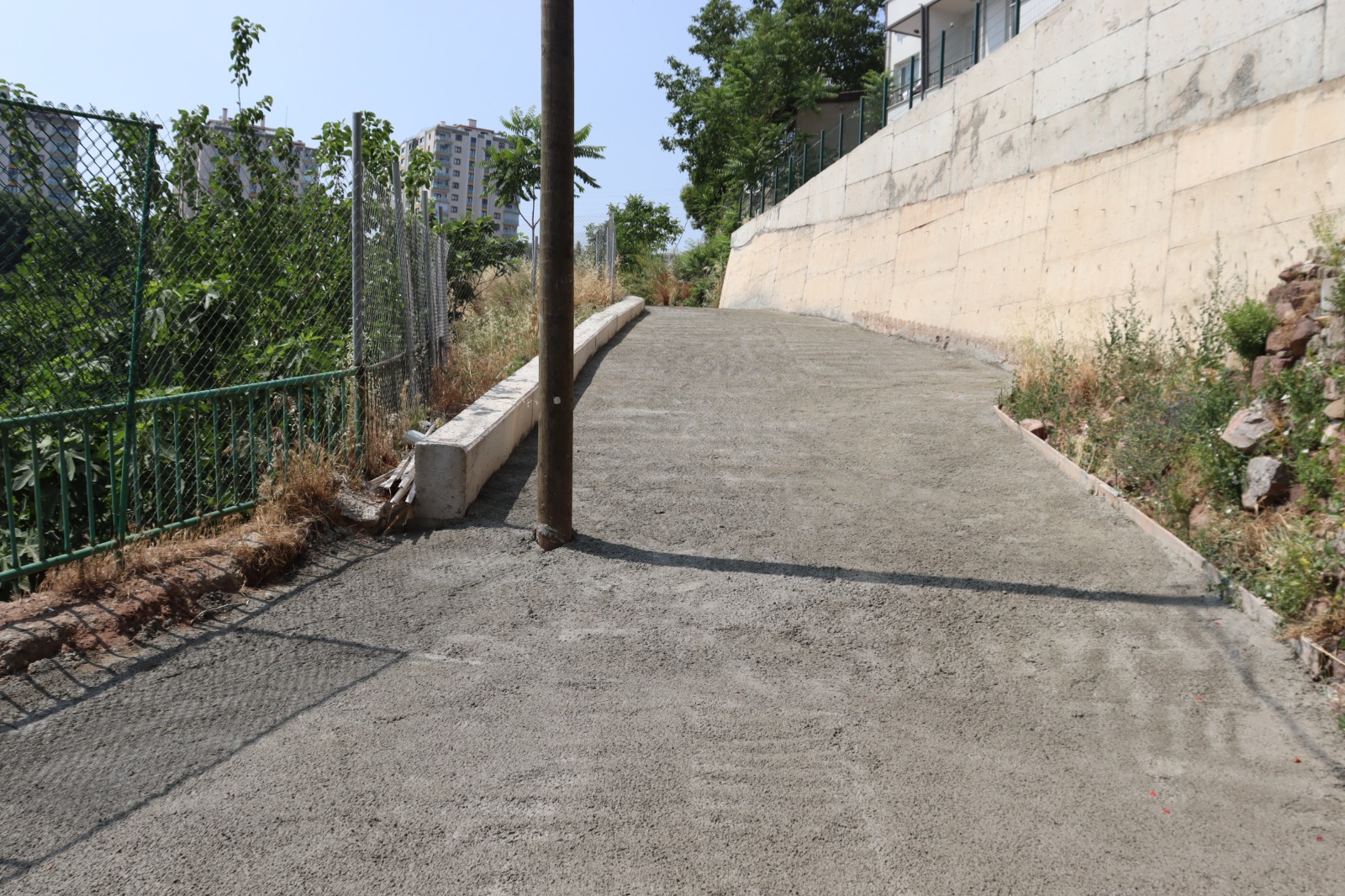 İzmit Belediyesinden Erenler Mahallesi’ne yeni beton yol (2)
