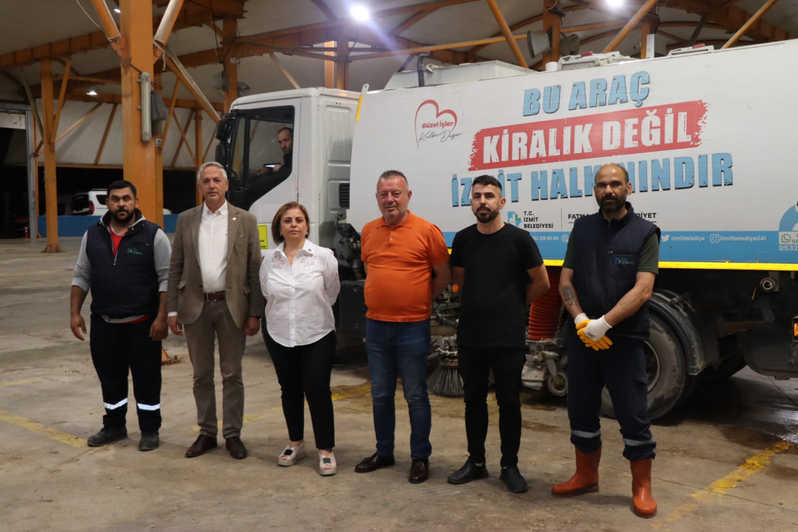İzmit Belediyesinden Yeşilova Pazarı’nda bayram öncesi gece mesaisi (5)