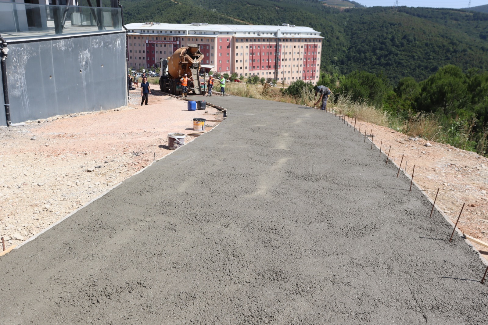Izmit Belediyesinden ögrenci yurdu baglanti yoluna konforlu ve güvenli dokunus (2)