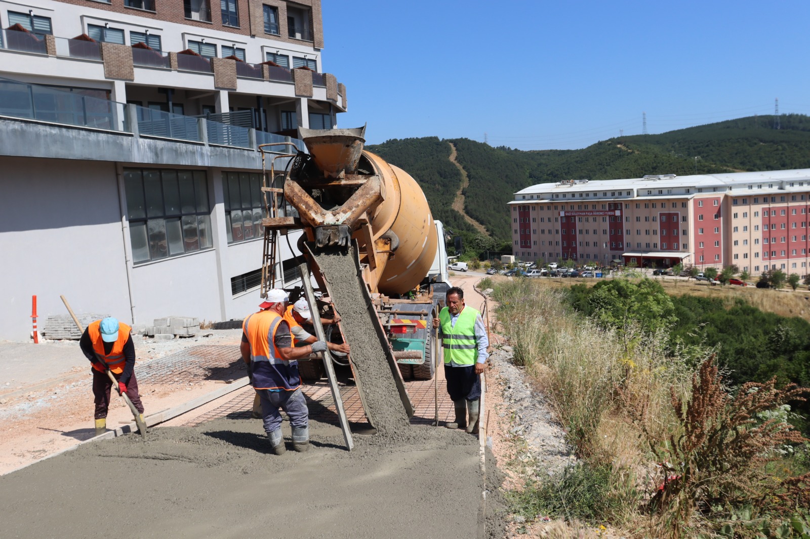 Izmit Belediyesinden ögrenci yurdu baglanti yoluna konforlu ve güvenli dokunus (4)