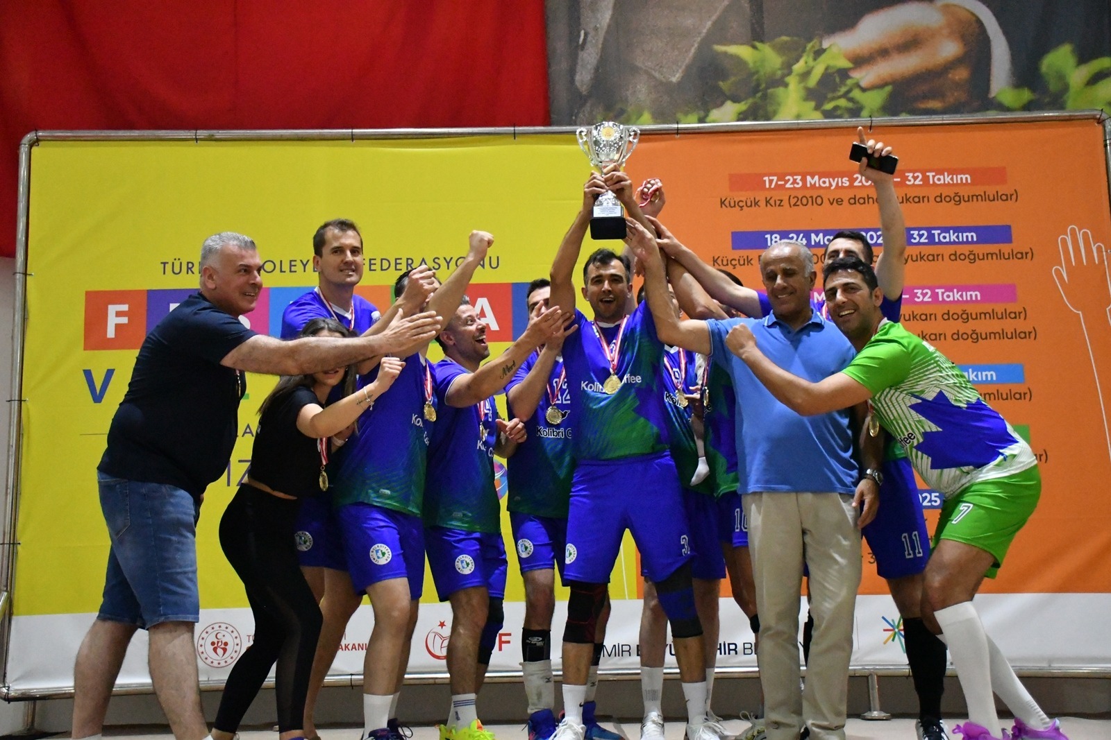 Izmit Belediyespor Veteran Erkek Voleybol Takimi Türkiye Sampiyonu oldu (1)