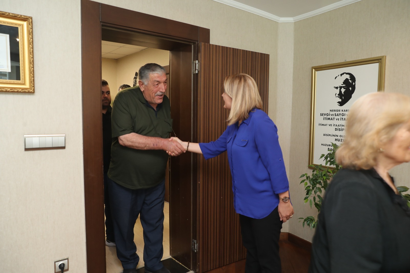 Baskan Hürriyet, Halk Günü'nde vatandaslarla bulustu (10)