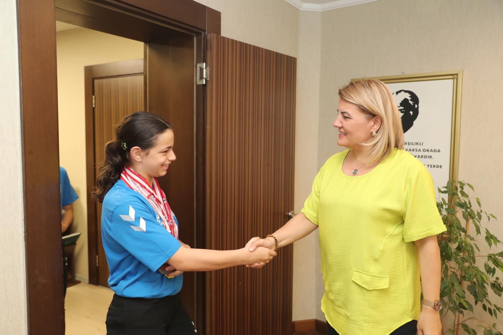 Fatma Başkan, İzmit’in gururu olan genç cimnastikçileri tebrik etti (2)